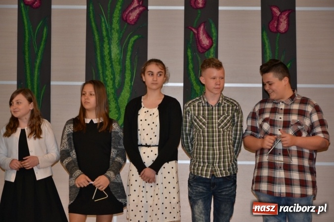 Zdjęcie w galerii na portalu naszraciborz.pl: Młode talenty na scenie w Tworkowie. Drugi dzień przeglądu wiadomości z regionu