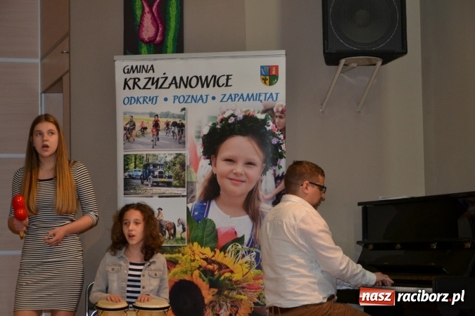 Zdjęcie w galerii na portalu naszraciborz.pl: Młode talenty na scenie w Tworkowie. Drugi dzień przeglądu wiadomości z regionu