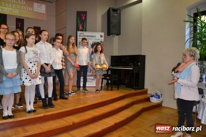 Zdjęcie w galerii na portalu naszraciborz.pl: Młode talenty na scenie w Tworkowie. Drugi dzień przeglądu wiadomości z regionu