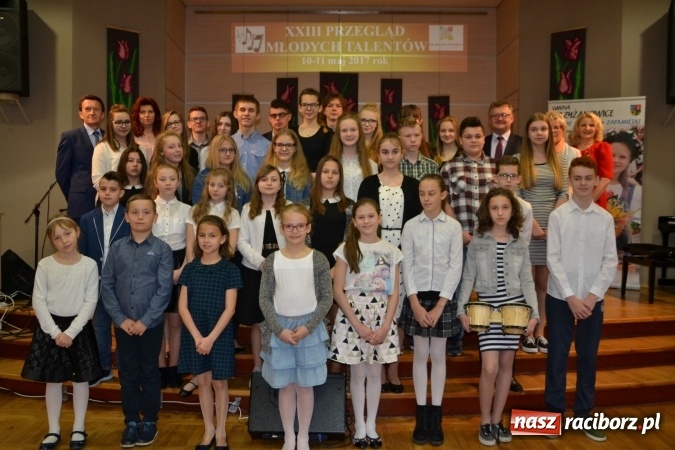 Zdjęcie w galerii na portalu naszraciborz.pl: Młode talenty na scenie w Tworkowie. Drugi dzień przeglądu wiadomości z regionu