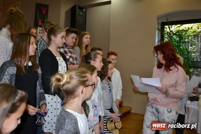 Zdjęcie w galerii na portalu naszraciborz.pl: Młode talenty na scenie w Tworkowie. Drugi dzień przeglądu wiadomości z regionu