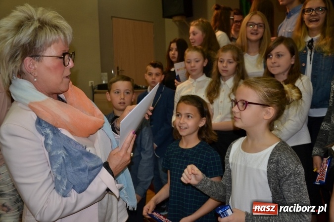 Zdjęcie w galerii na portalu naszraciborz.pl: Młode talenty na scenie w Tworkowie. Drugi dzień przeglądu wiadomości z regionu