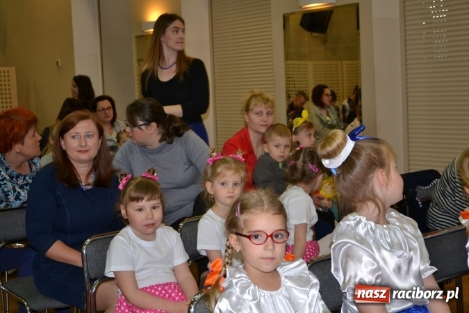 Zdjęcie w galerii na portalu naszraciborz.pl: Młode talenty na scenie w Tworkowie. Drugi dzień przeglądu wiadomości z regionu