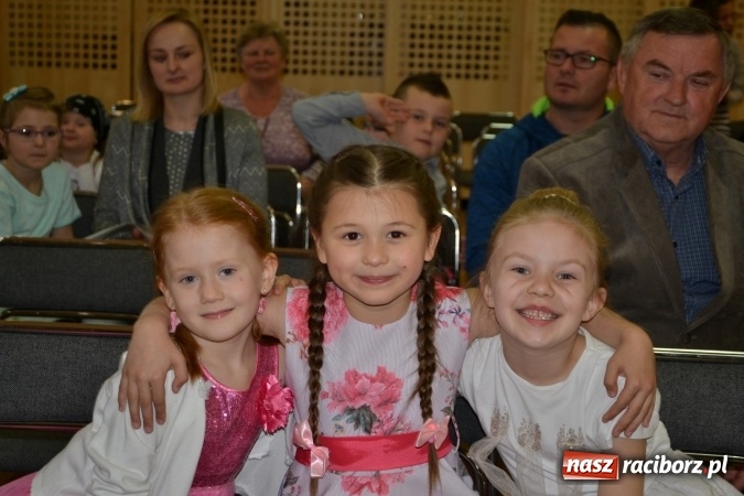 Zdjęcie w galerii na portalu naszraciborz.pl: Młode talenty na scenie w Tworkowie. Drugi dzień przeglądu wiadomości z regionu