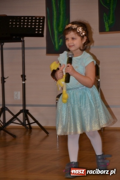 Zdjęcie w galerii na portalu naszraciborz.pl: Młode talenty na scenie w Tworkowie. Drugi dzień przeglądu wiadomości z regionu