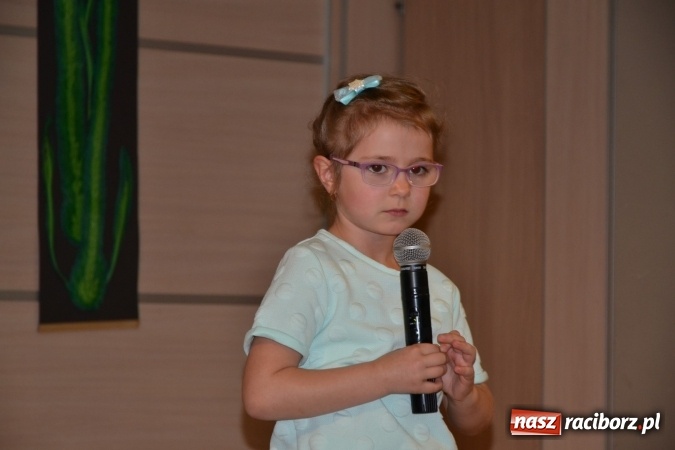 Zdjęcie w galerii na portalu naszraciborz.pl: Młode talenty na scenie w Tworkowie. Drugi dzień przeglądu wiadomości z regionu