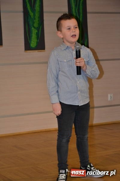 Zdjęcie w galerii na portalu naszraciborz.pl: Młode talenty na scenie w Tworkowie. Drugi dzień przeglądu wiadomości z regionu