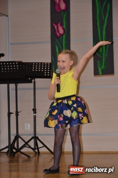 Zdjęcie w galerii na portalu naszraciborz.pl: Młode talenty na scenie w Tworkowie. Drugi dzień przeglądu wiadomości z regionu