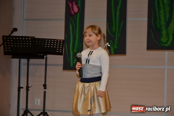 Zdjęcie w galerii na portalu naszraciborz.pl: Młode talenty na scenie w Tworkowie. Drugi dzień przeglądu wiadomości z regionu