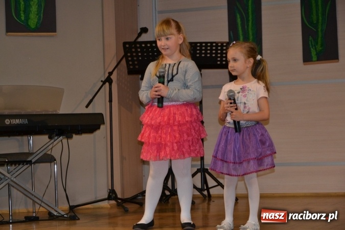 Zdjęcie w galerii na portalu naszraciborz.pl: Młode talenty na scenie w Tworkowie. Drugi dzień przeglądu wiadomości z regionu