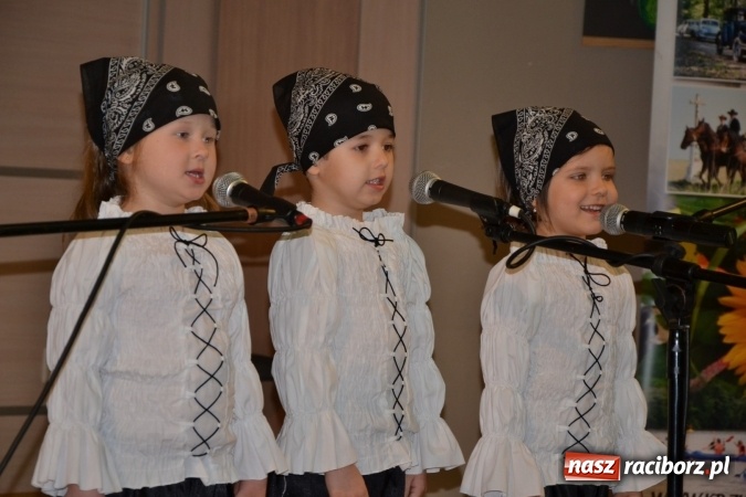 Zdjęcie w galerii na portalu naszraciborz.pl: Młode talenty na scenie w Tworkowie. Drugi dzień przeglądu wiadomości z regionu