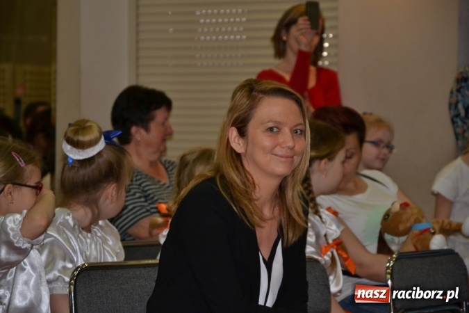 Zdjęcie w galerii na portalu naszraciborz.pl: Młode talenty na scenie w Tworkowie. Drugi dzień przeglądu wiadomości z regionu