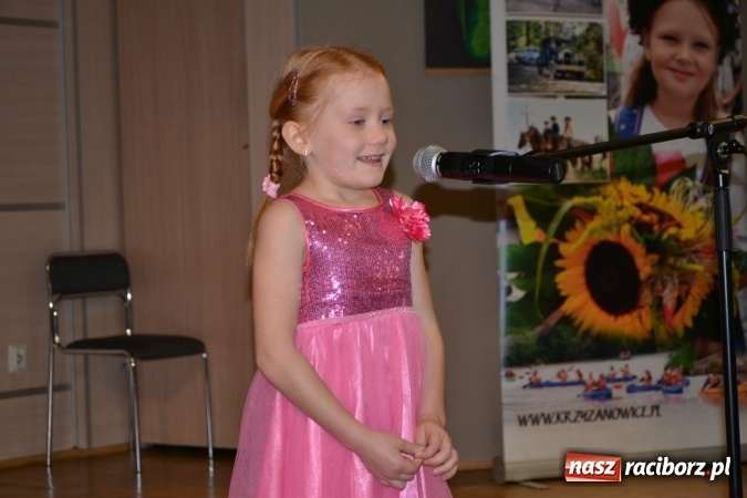 Zdjęcie w galerii na portalu naszraciborz.pl: Młode talenty na scenie w Tworkowie. Drugi dzień przeglądu wiadomości z regionu