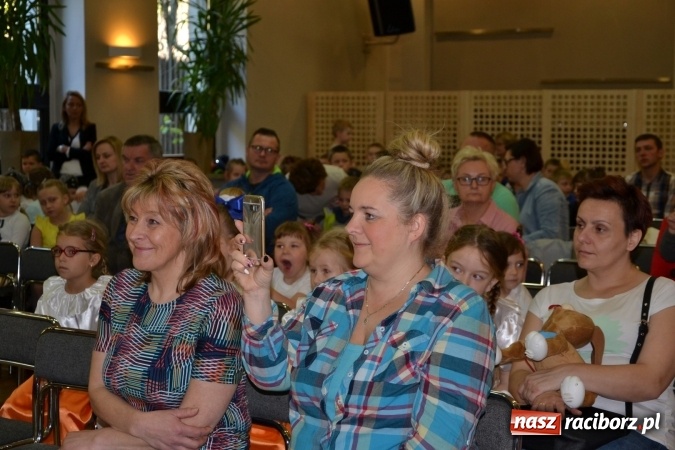 Zdjęcie w galerii na portalu naszraciborz.pl: Młode talenty na scenie w Tworkowie. Drugi dzień przeglądu wiadomości z regionu