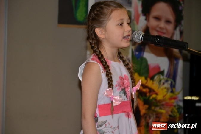 Zdjęcie w galerii na portalu naszraciborz.pl: Młode talenty na scenie w Tworkowie. Drugi dzień przeglądu wiadomości z regionu