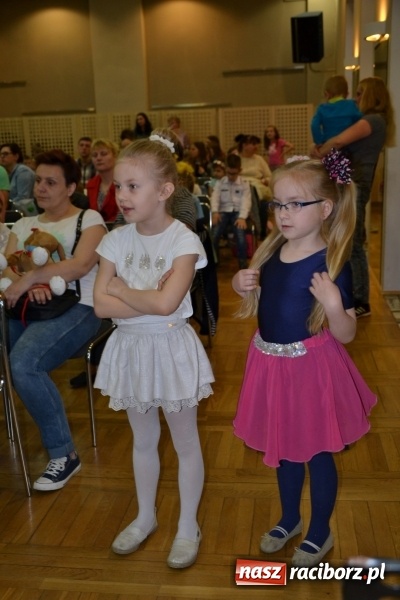 Zdjęcie w galerii na portalu naszraciborz.pl: Młode talenty na scenie w Tworkowie. Drugi dzień przeglądu wiadomości z regionu