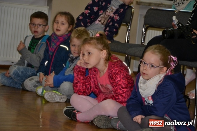 Zdjęcie w galerii na portalu naszraciborz.pl: Młode talenty na scenie w Tworkowie. Drugi dzień przeglądu wiadomości z regionu