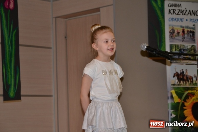 Zdjęcie w galerii na portalu naszraciborz.pl: Młode talenty na scenie w Tworkowie. Drugi dzień przeglądu wiadomości z regionu