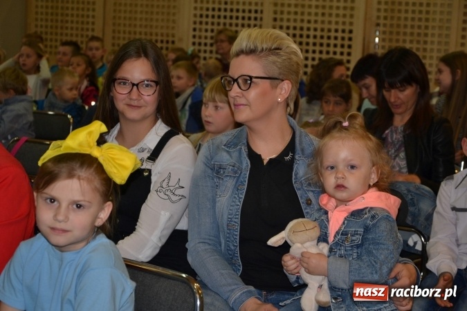 Zdjęcie w galerii na portalu naszraciborz.pl: Młode talenty na scenie w Tworkowie. Drugi dzień przeglądu wiadomości z regionu