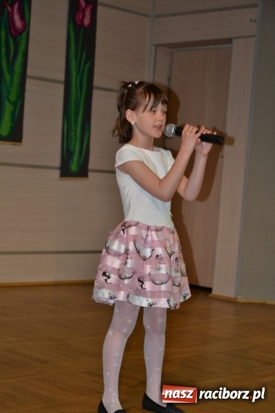 Zdjęcie w galerii na portalu naszraciborz.pl: Młode talenty na scenie w Tworkowie. Drugi dzień przeglądu wiadomości z regionu