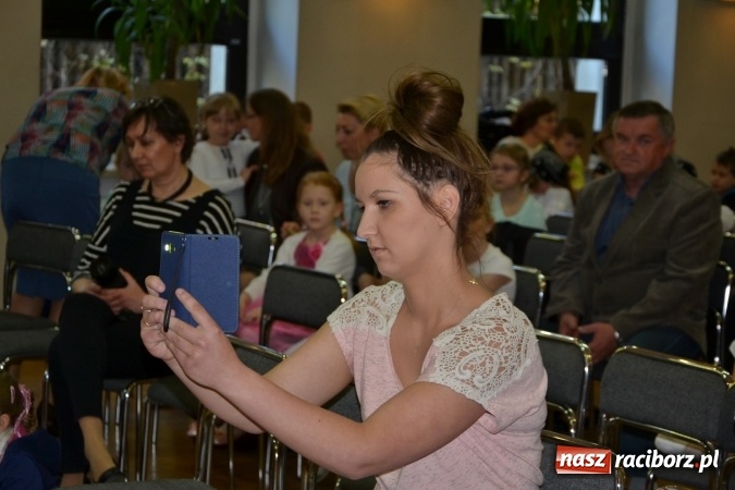 Zdjęcie w galerii na portalu naszraciborz.pl: Młode talenty na scenie w Tworkowie. Drugi dzień przeglądu wiadomości z regionu