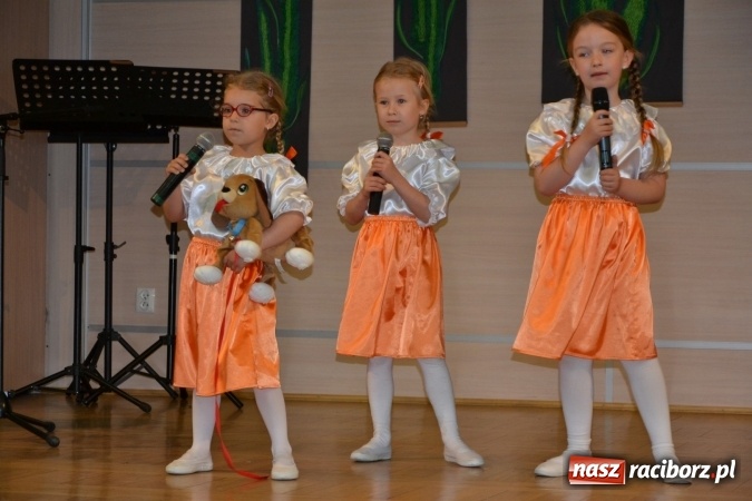 Zdjęcie w galerii na portalu naszraciborz.pl: Młode talenty na scenie w Tworkowie. Drugi dzień przeglądu wiadomości z regionu