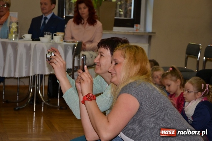 Zdjęcie w galerii na portalu naszraciborz.pl: Młode talenty na scenie w Tworkowie. Drugi dzień przeglądu wiadomości z regionu