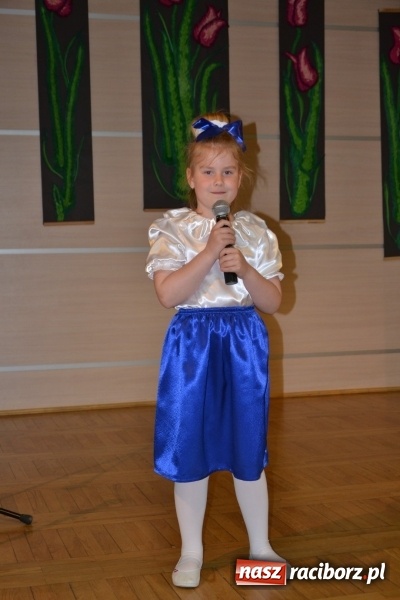 Zdjęcie w galerii na portalu naszraciborz.pl: Młode talenty na scenie w Tworkowie. Drugi dzień przeglądu wiadomości z regionu