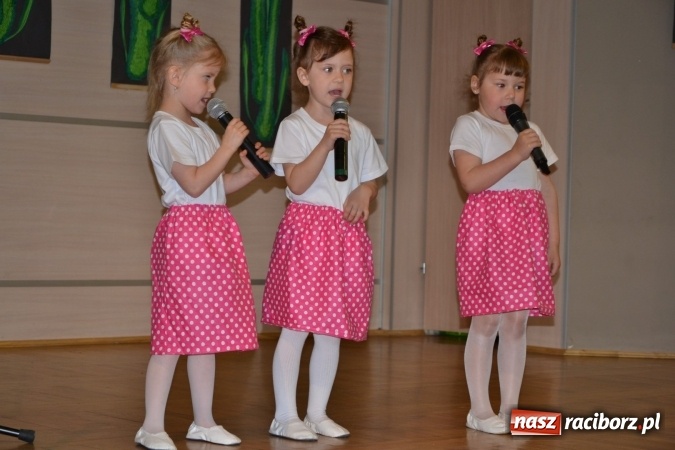 Zdjęcie w galerii na portalu naszraciborz.pl: Młode talenty na scenie w Tworkowie. Drugi dzień przeglądu wiadomości z regionu