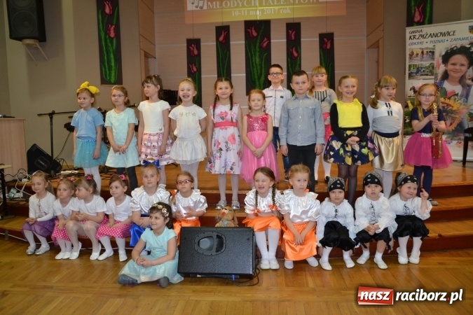 Zdjęcie w galerii na portalu naszraciborz.pl: Młode talenty na scenie w Tworkowie. Drugi dzień przeglądu wiadomości z regionu