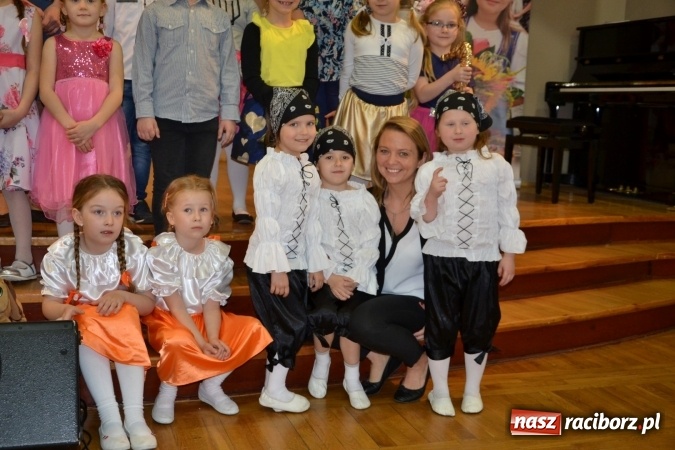 Zdjęcie w galerii na portalu naszraciborz.pl: Młode talenty na scenie w Tworkowie. Drugi dzień przeglądu wiadomości z regionu