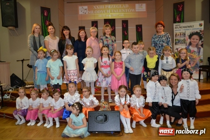 Zdjęcie w galerii na portalu naszraciborz.pl: Młode talenty na scenie w Tworkowie. Drugi dzień przeglądu wiadomości z regionu