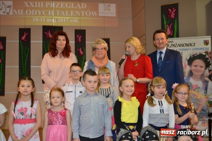 Zdjęcie w galerii na portalu naszraciborz.pl: Młode talenty na scenie w Tworkowie. Drugi dzień przeglądu wiadomości z regionu