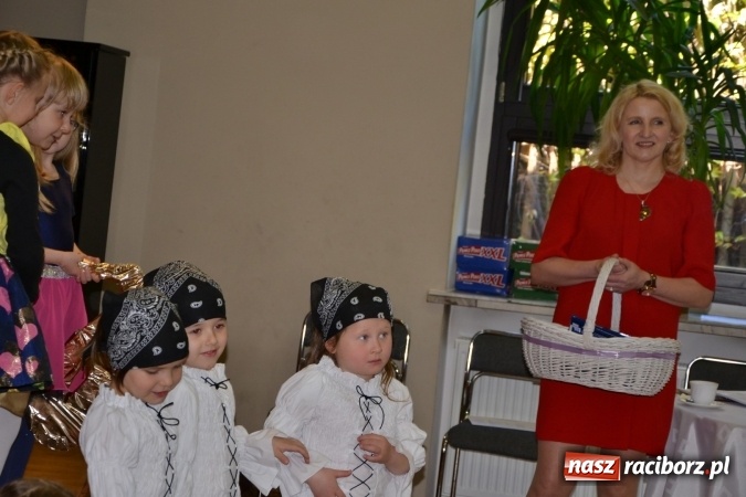 Zdjęcie w galerii na portalu naszraciborz.pl: Młode talenty na scenie w Tworkowie. Drugi dzień przeglądu wiadomości z regionu