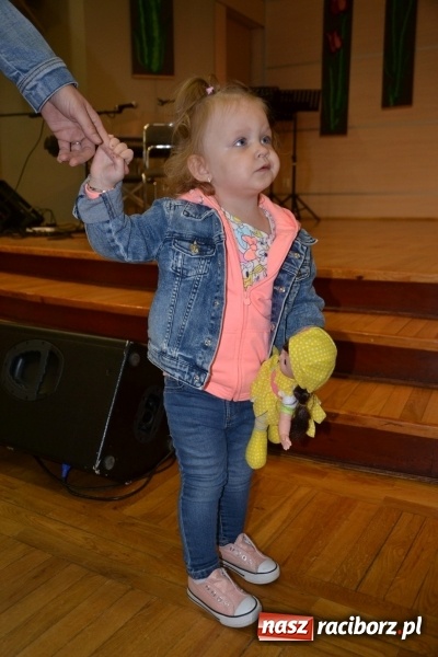 Zdjęcie w galerii na portalu naszraciborz.pl: Młode talenty na scenie w Tworkowie. Drugi dzień przeglądu wiadomości z regionu