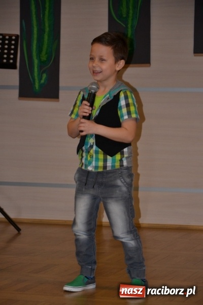 Zdjęcie w galerii na portalu naszraciborz.pl: Młode talenty na scenie w Tworkowie. Drugi dzień przeglądu wiadomości z regionu