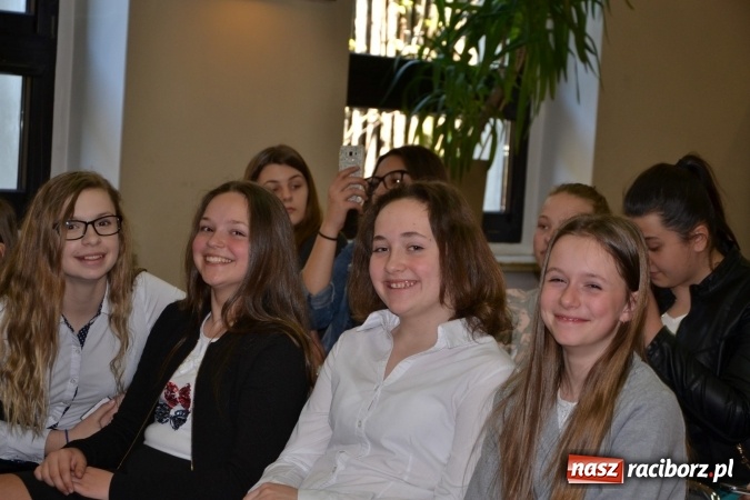 Zdjęcie w galerii na portalu naszraciborz.pl: Młode talenty na scenie w Tworkowie. Drugi dzień przeglądu wiadomości z regionu