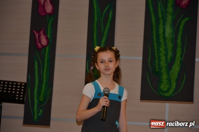 Zdjęcie w galerii na portalu naszraciborz.pl: Młode talenty na scenie w Tworkowie. Drugi dzień przeglądu wiadomości z regionu