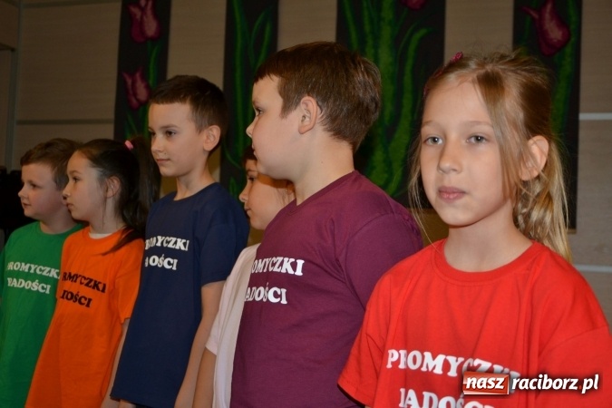 Zdjęcie w galerii na portalu naszraciborz.pl: Młode talenty na scenie w Tworkowie. Drugi dzień przeglądu wiadomości z regionu