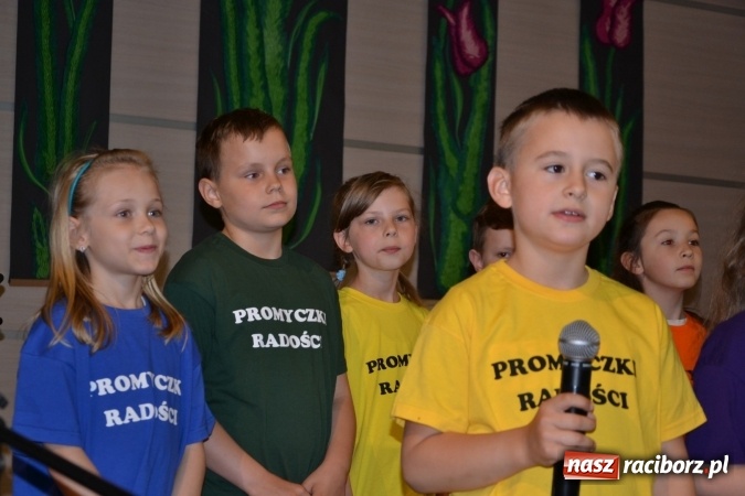 Zdjęcie w galerii na portalu naszraciborz.pl: Młode talenty na scenie w Tworkowie. Drugi dzień przeglądu wiadomości z regionu