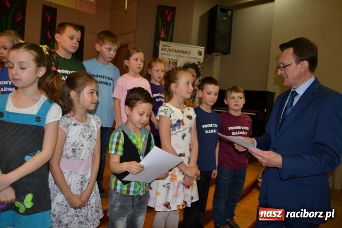 Zdjęcie w galerii na portalu naszraciborz.pl: Młode talenty na scenie w Tworkowie. Drugi dzień przeglądu wiadomości z regionu