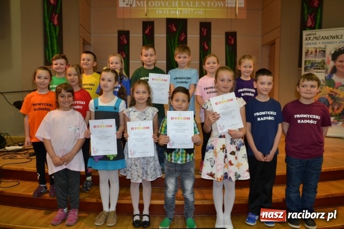 Zdjęcie w galerii na portalu naszraciborz.pl: Młode talenty na scenie w Tworkowie. Drugi dzień przeglądu wiadomości z regionu