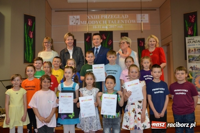 Zdjęcie w galerii na portalu naszraciborz.pl: Młode talenty na scenie w Tworkowie. Drugi dzień przeglądu wiadomości z regionu