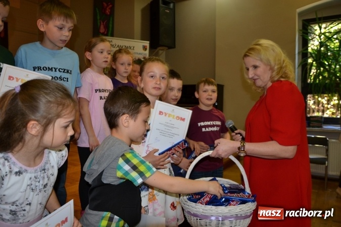 Zdjęcie w galerii na portalu naszraciborz.pl: Młode talenty na scenie w Tworkowie. Drugi dzień przeglądu wiadomości z regionu