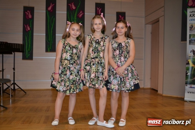 Zdjęcie w galerii na portalu naszraciborz.pl: Młode talenty na scenie w Tworkowie. Drugi dzień przeglądu wiadomości z regionu
