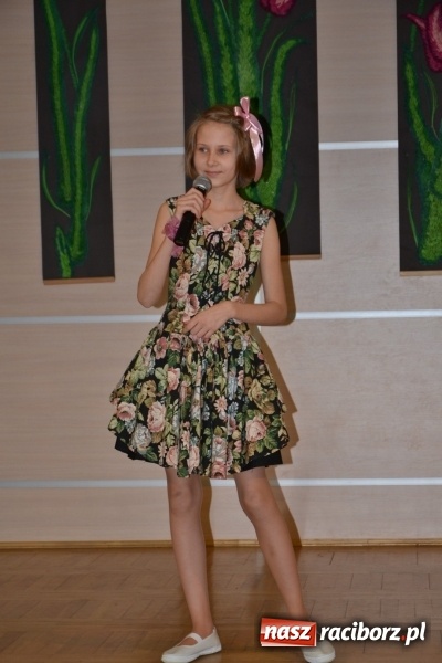 Zdjęcie w galerii na portalu naszraciborz.pl: Młode talenty na scenie w Tworkowie. Drugi dzień przeglądu wiadomości z regionu