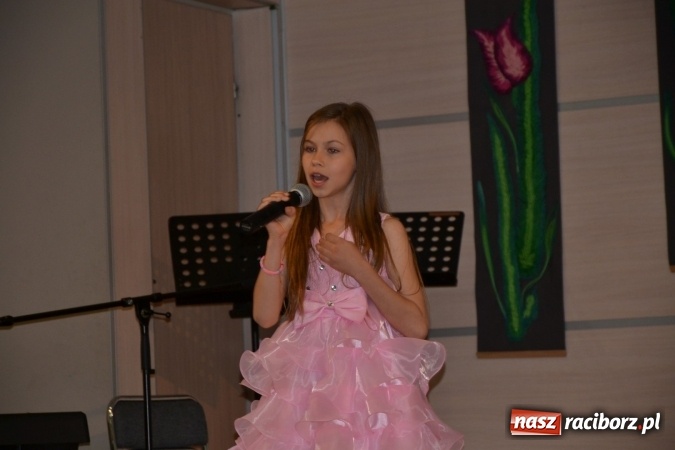 Zdjęcie w galerii na portalu naszraciborz.pl: Młode talenty na scenie w Tworkowie. Drugi dzień przeglądu wiadomości z regionu