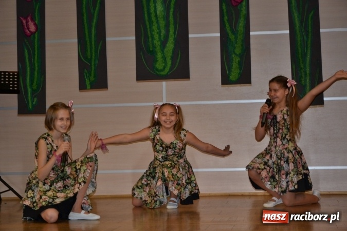 Zdjęcie w galerii na portalu naszraciborz.pl: Młode talenty na scenie w Tworkowie. Drugi dzień przeglądu wiadomości z regionu