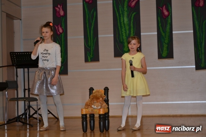 Zdjęcie w galerii na portalu naszraciborz.pl: Młode talenty na scenie w Tworkowie. Drugi dzień przeglądu wiadomości z regionu