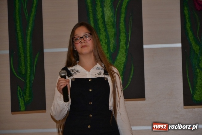 Zdjęcie w galerii na portalu naszraciborz.pl: Młode talenty na scenie w Tworkowie. Drugi dzień przeglądu wiadomości z regionu
